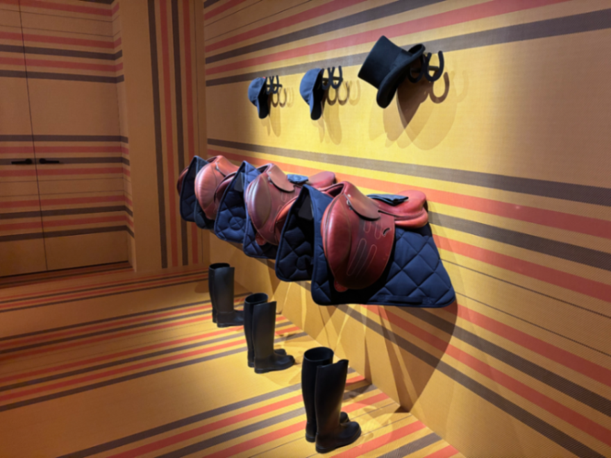 MYSTERY AT THE GROOMS'
エルメスの馬さがしのナゾ活写真