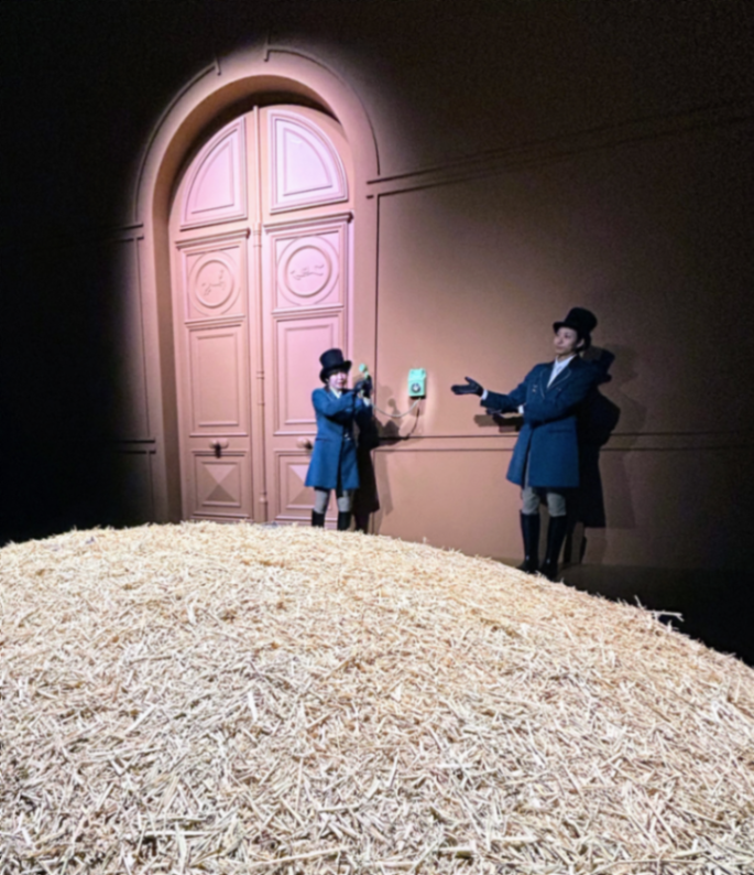 MYSTERY AT THE GROOMS' エルメスの馬さがしのナゾ活写真